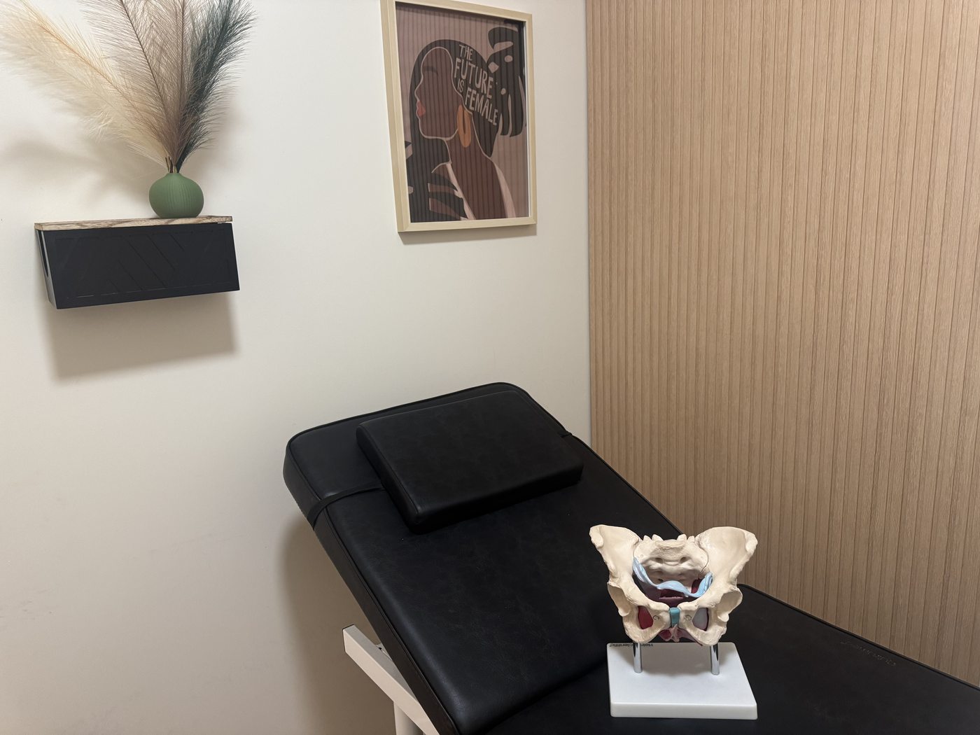Sala de espera da QiUman, espaço cuidado e acolhedor