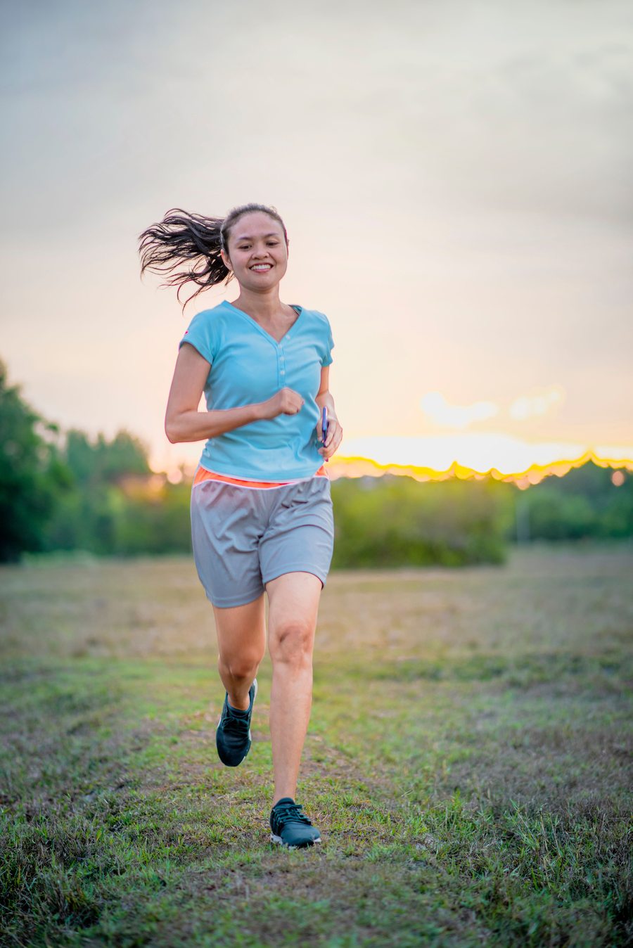 Mulher a correr ao ar livre com sorriso — liberdade sem perdas de urina